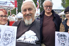 karikatyyritaiteilija-jorma-lampelapiirtää-karikatyyrejä-pilakuvia-messuilla-juhlissa-synttäreillä